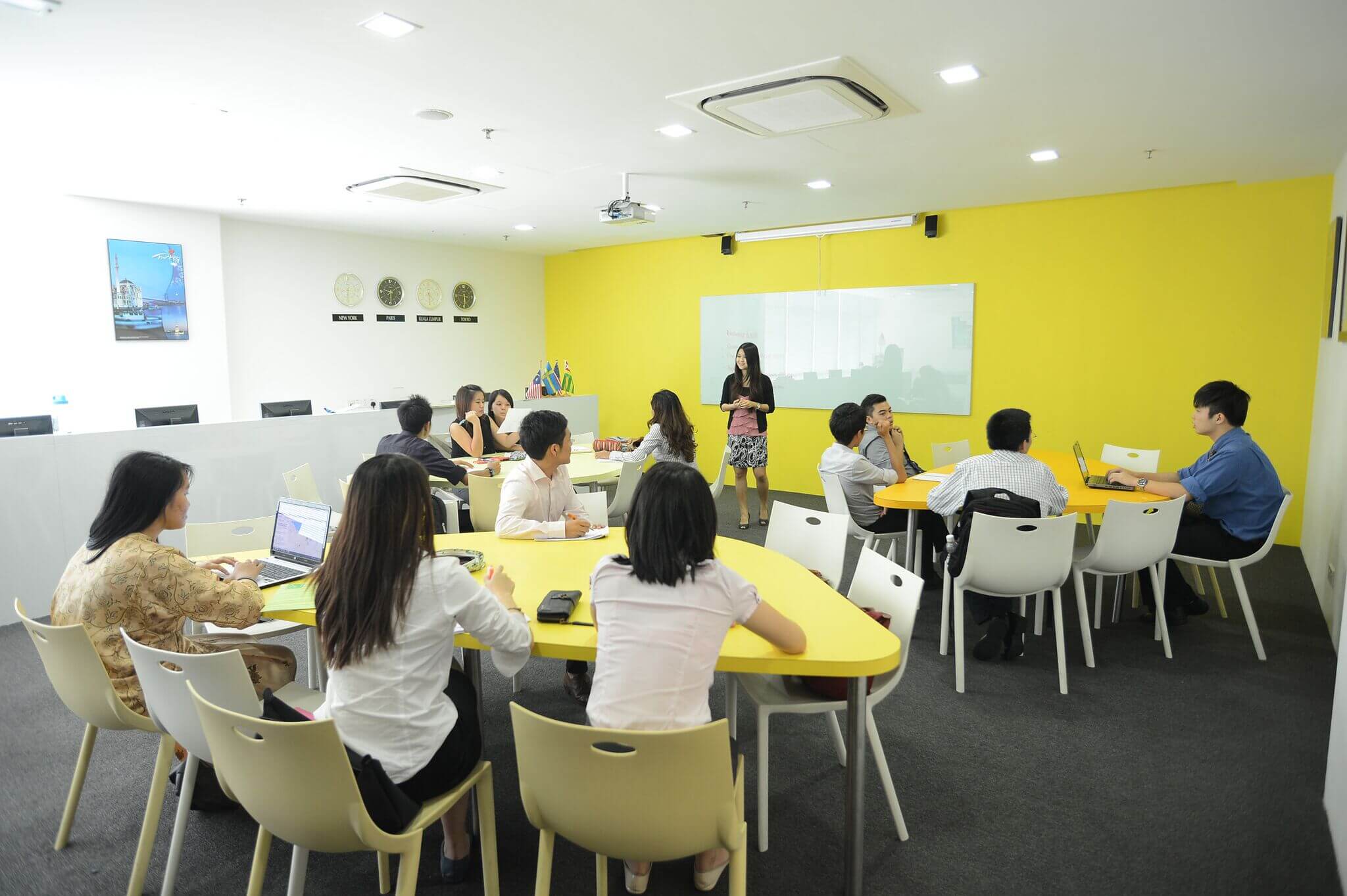学生が集まって話し合うテイラーズ大学の学習スペース